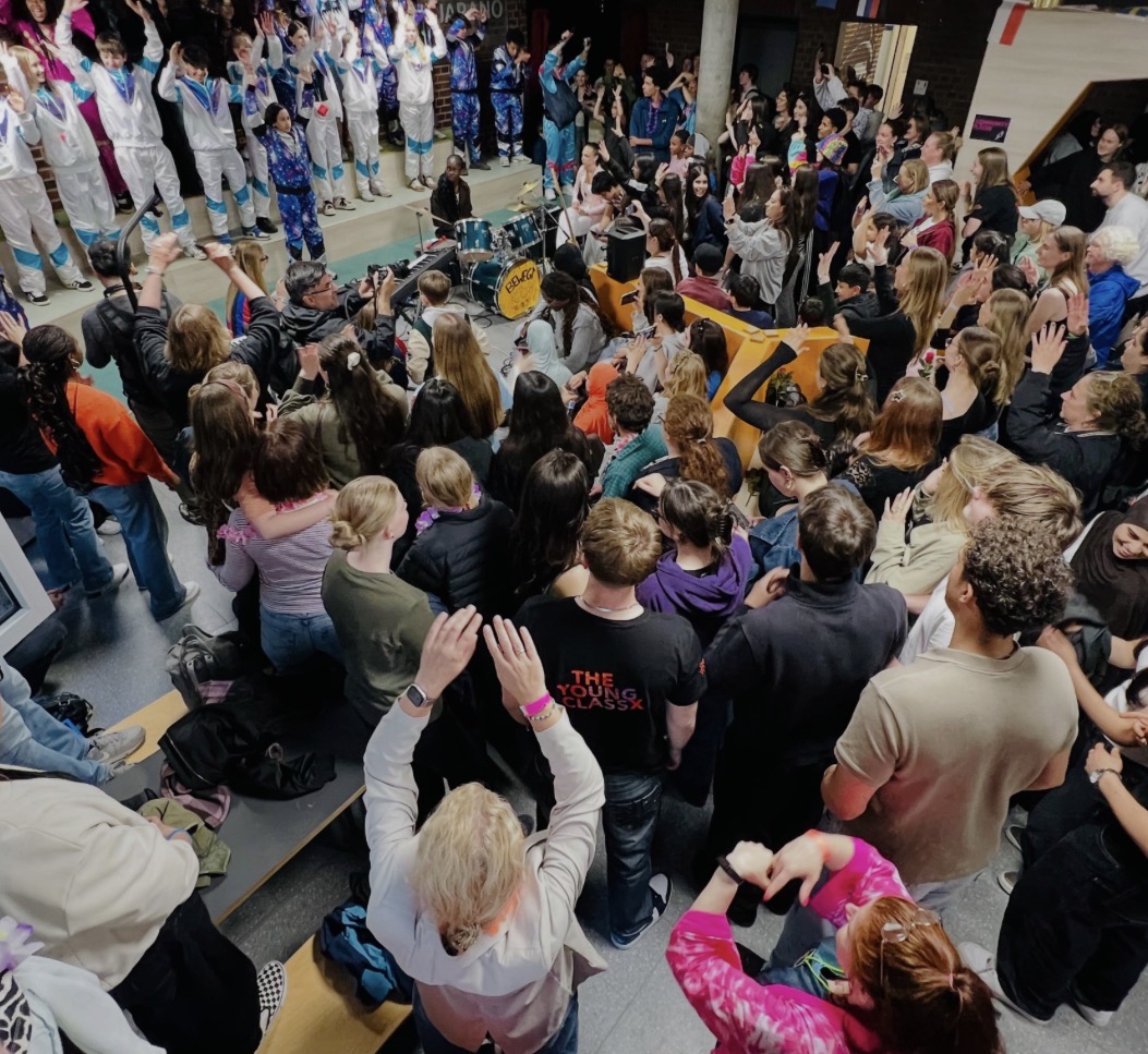 Menschenmenge bei einer Indoor-Veranstaltung in Deutschland